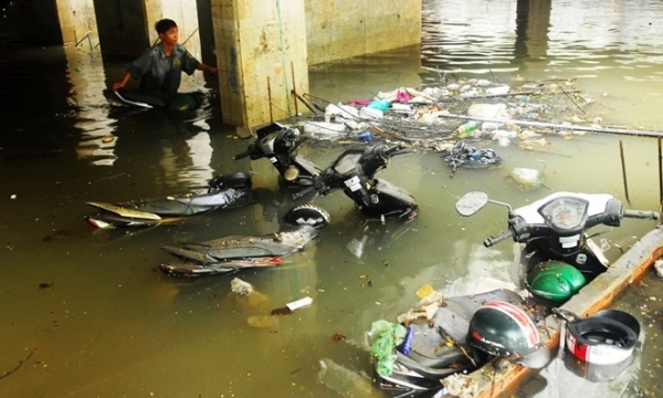 TP.HCM: Hàng ngàn xe ô tô, xe máy bị ngập nước sau cơn mưa chiều 26/9